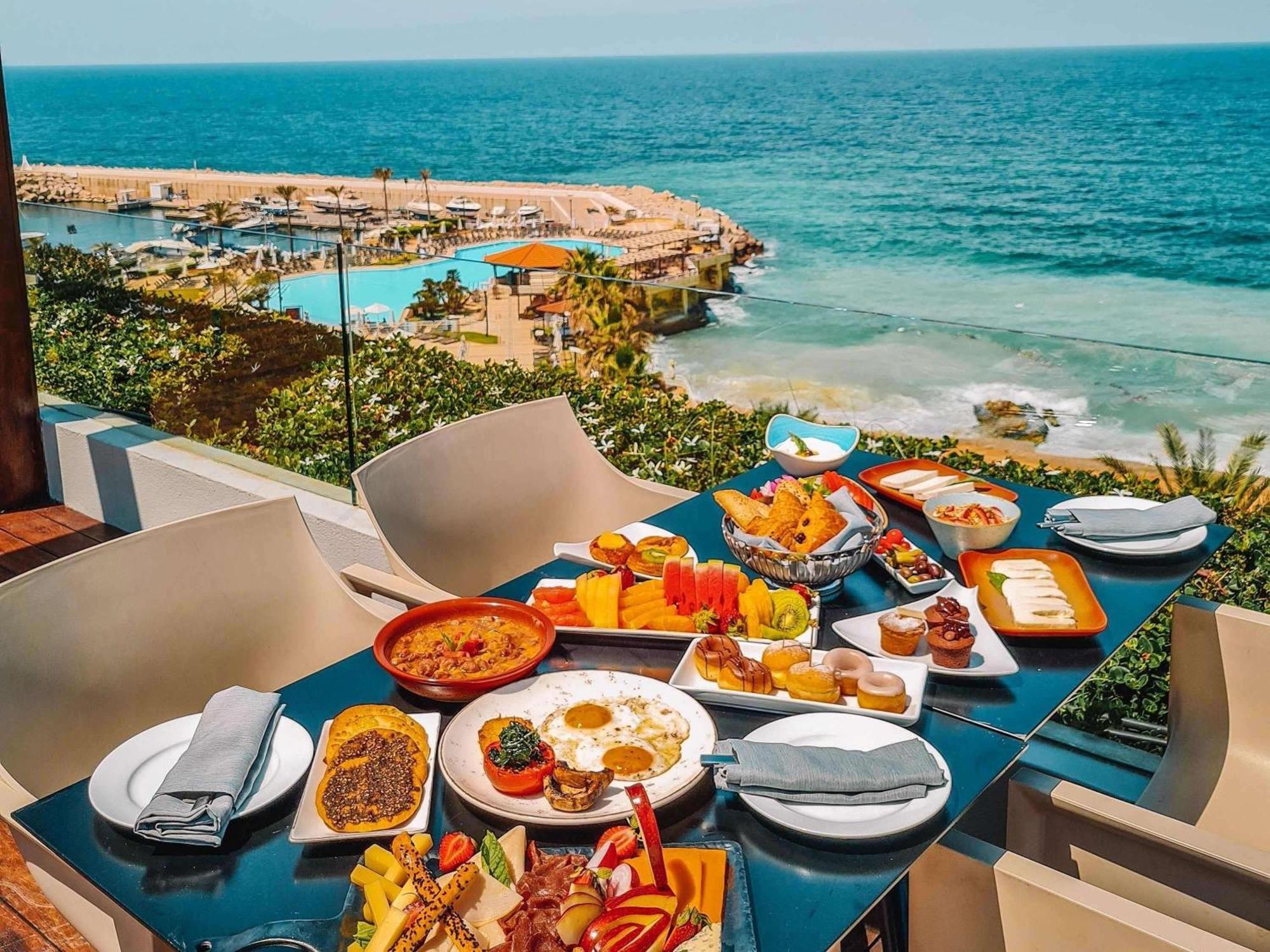 Moevenpick Hotel Бейрут Екстериор снимка