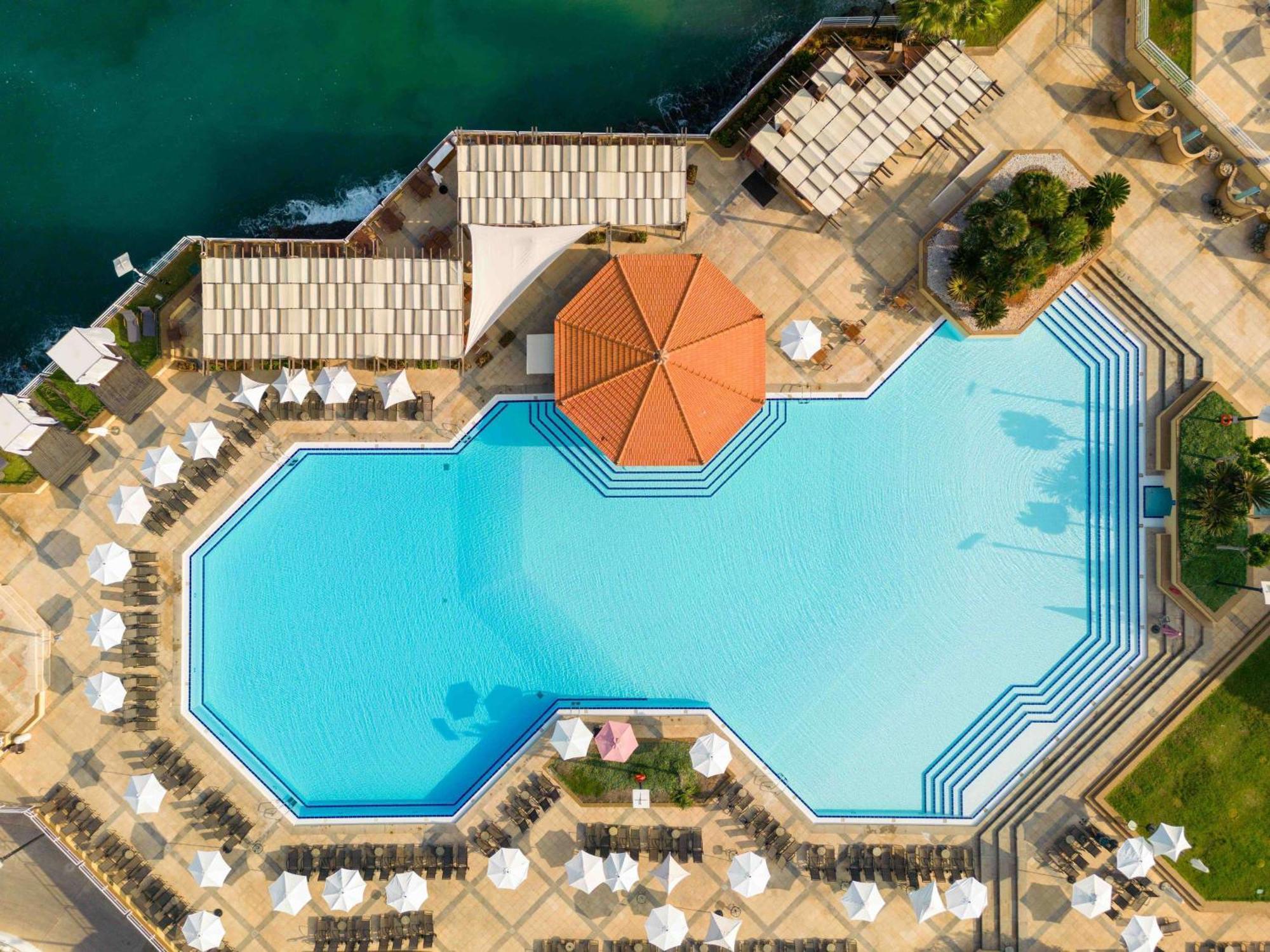 Moevenpick Hotel Бейрут Екстериор снимка