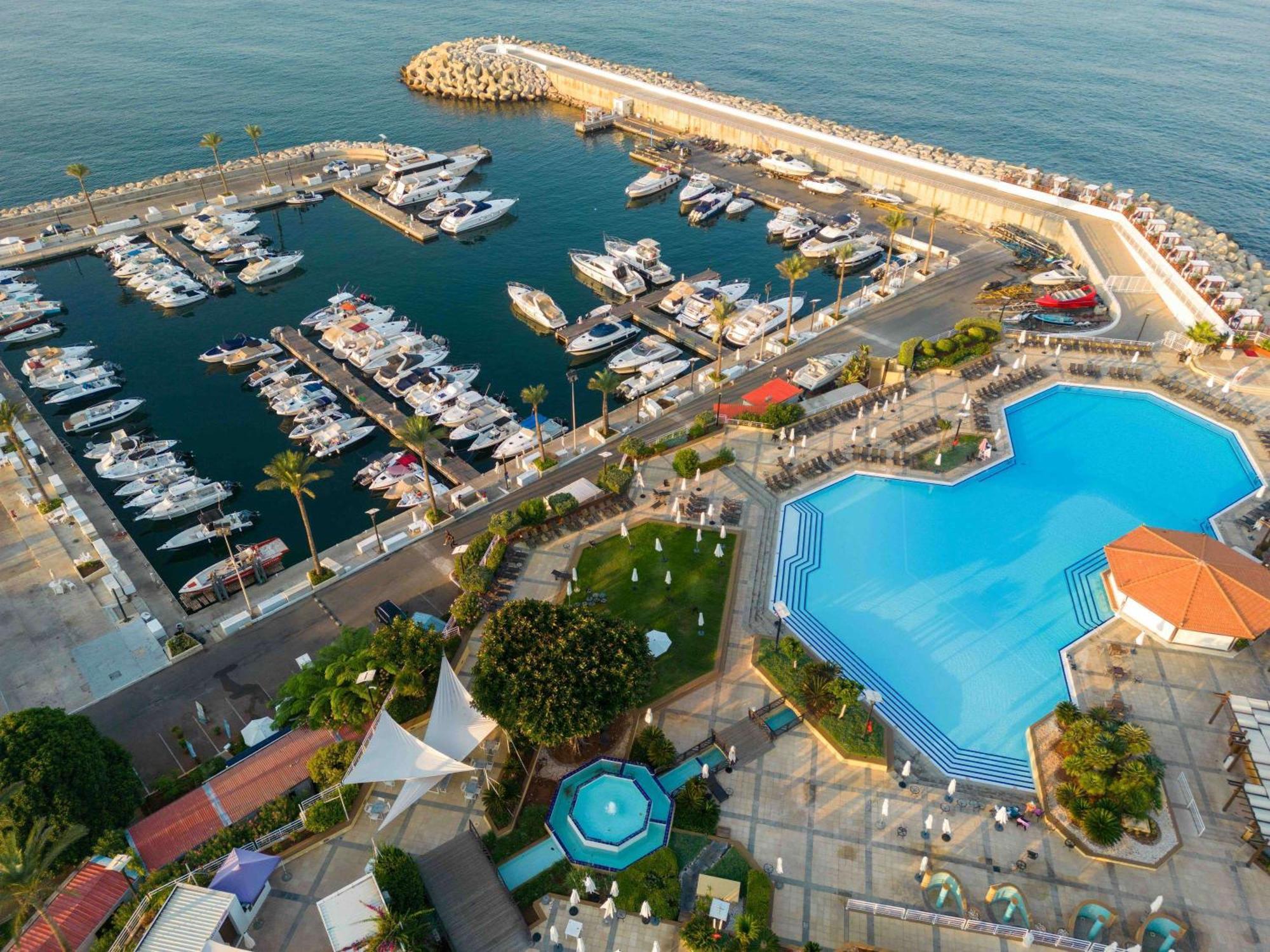 Moevenpick Hotel Бейрут Екстериор снимка