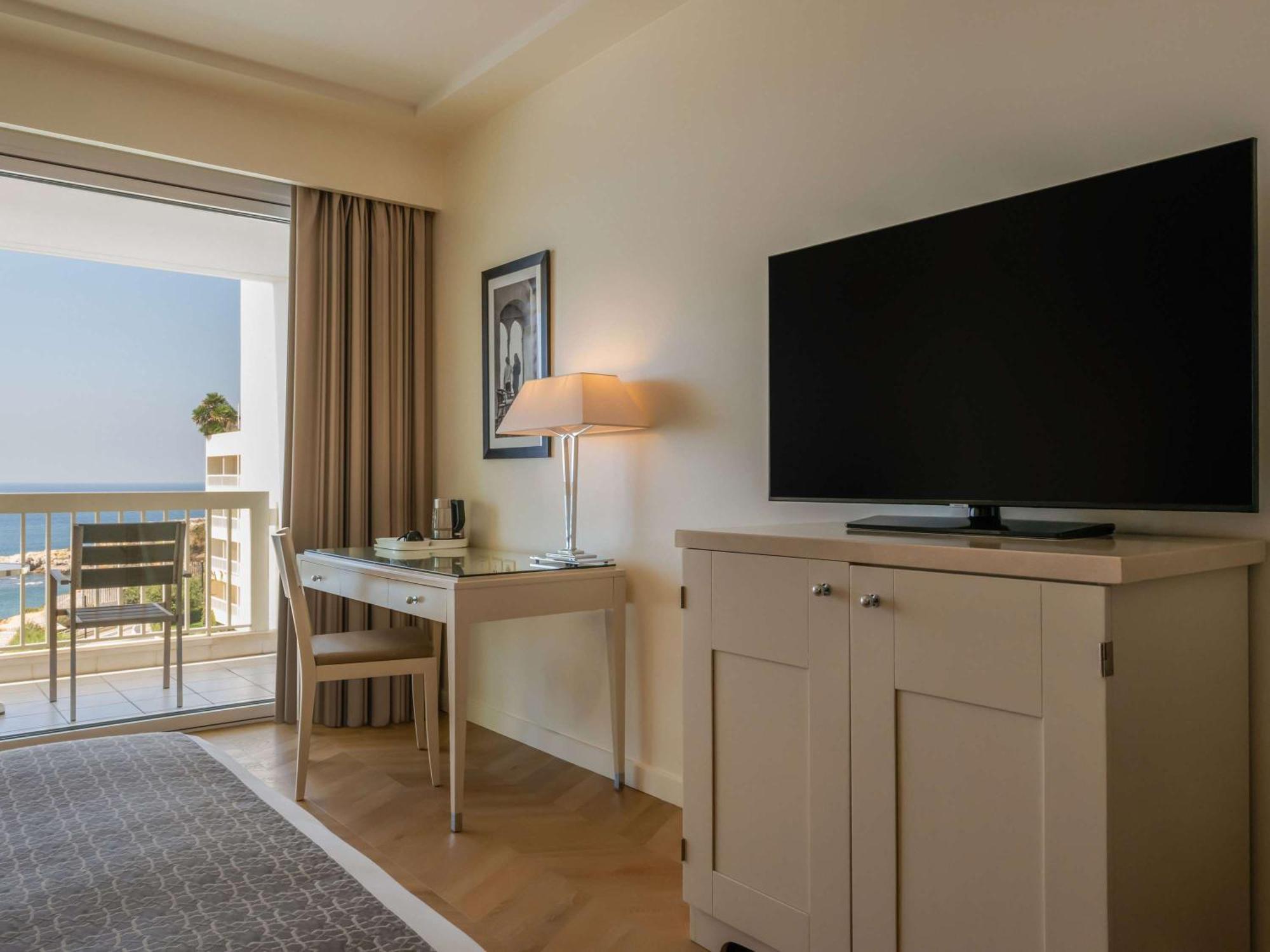 Moevenpick Hotel Бейрут Екстериор снимка