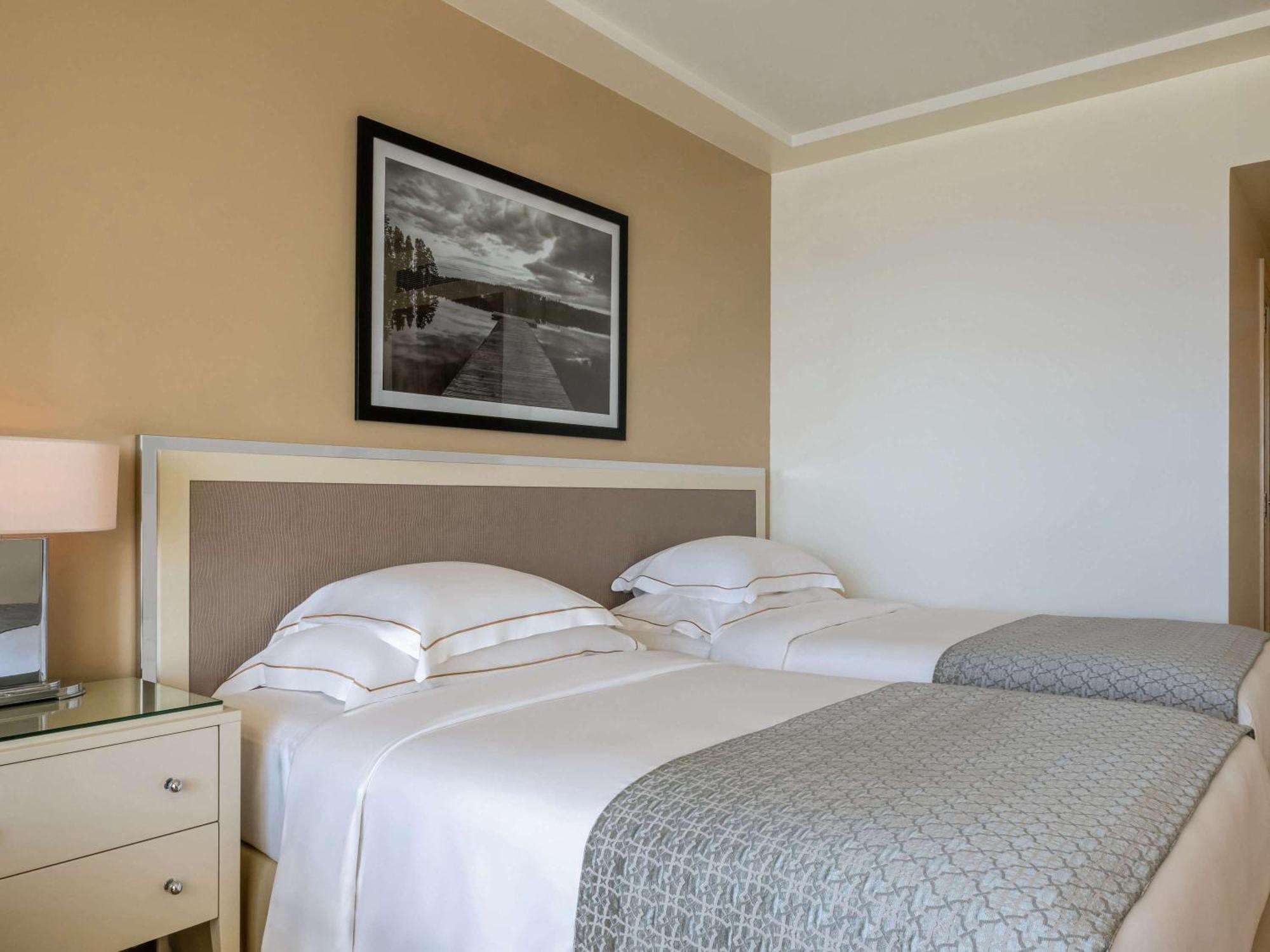 Moevenpick Hotel Бейрут Екстериор снимка