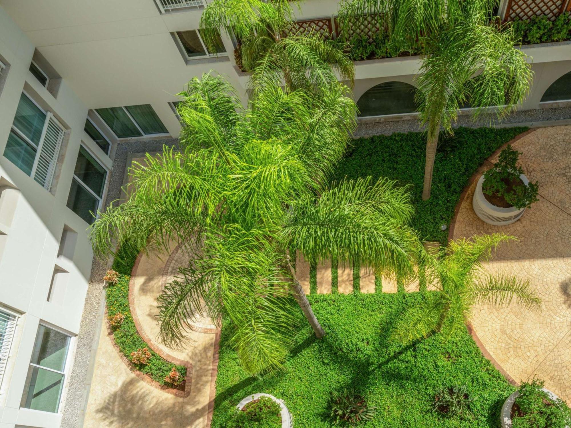 Moevenpick Hotel Бейрут Екстериор снимка
