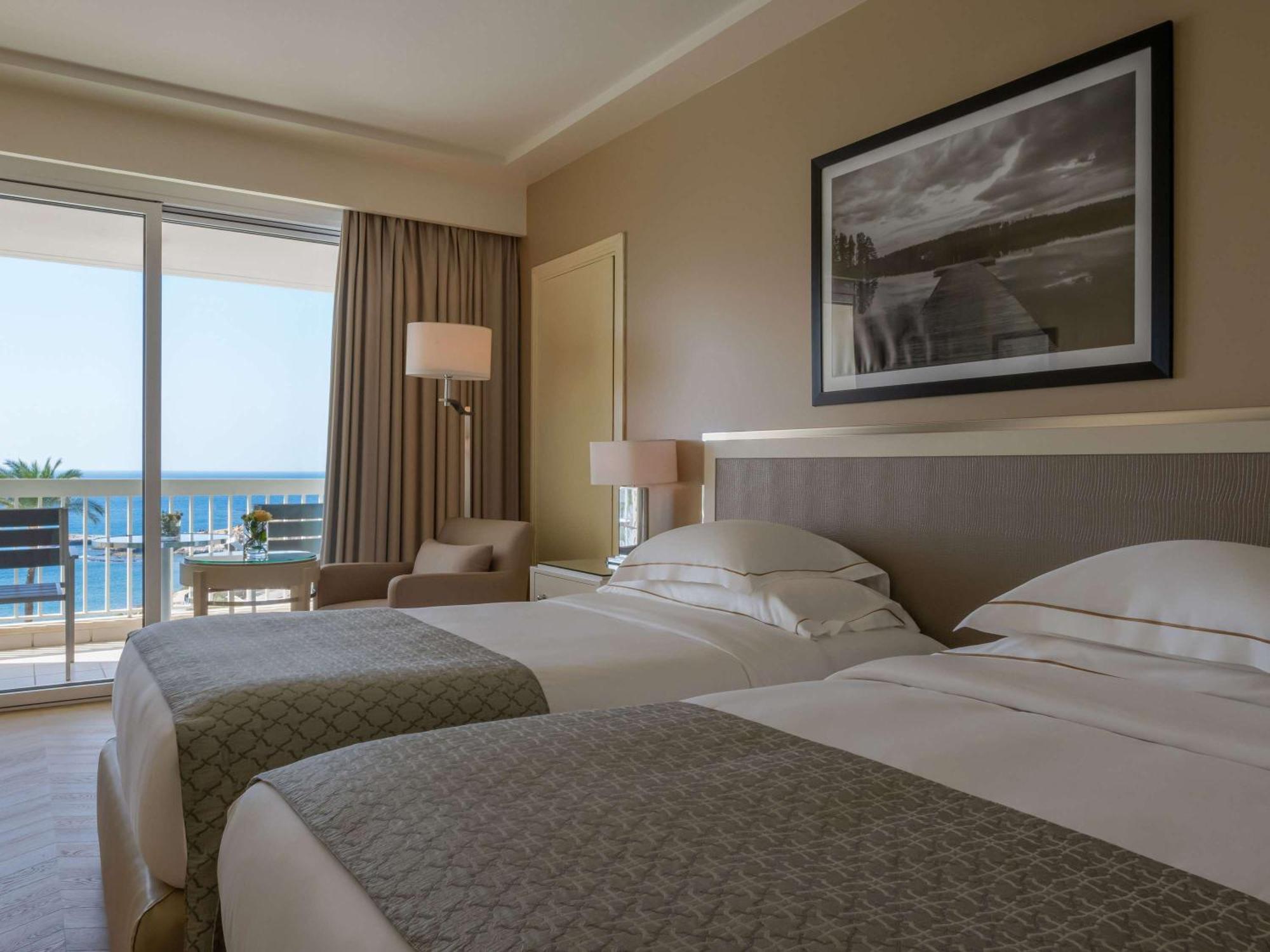 Moevenpick Hotel Бейрут Екстериор снимка
