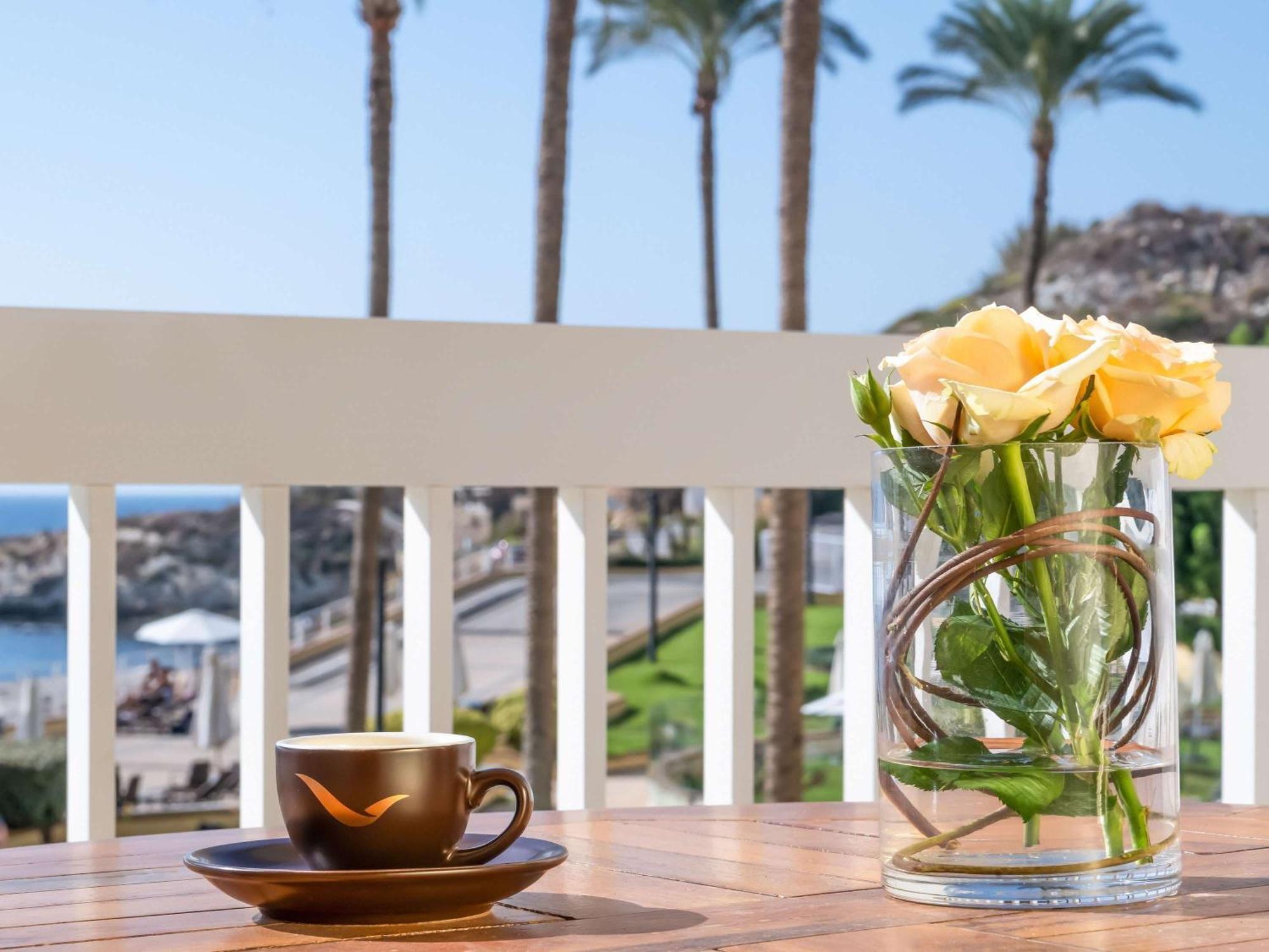 Moevenpick Hotel Бейрут Екстериор снимка