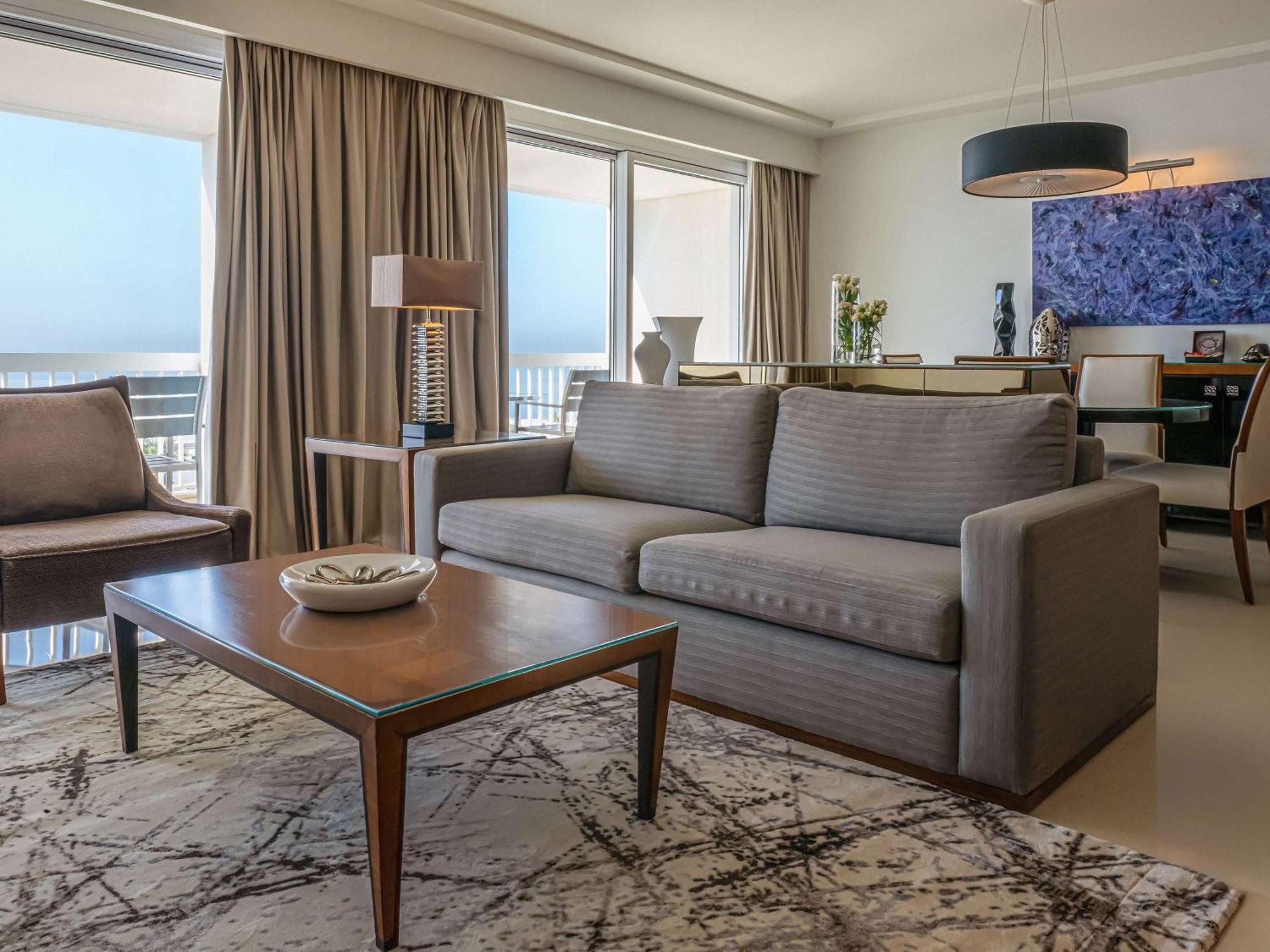 Moevenpick Hotel Бейрут Екстериор снимка