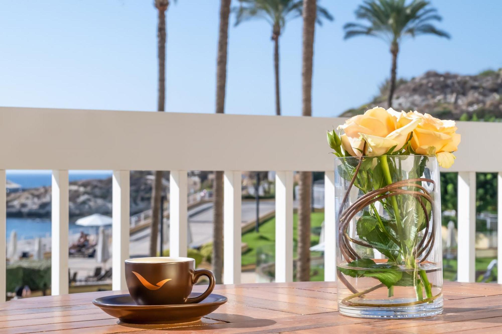 Moevenpick Hotel Бейрут Екстериор снимка