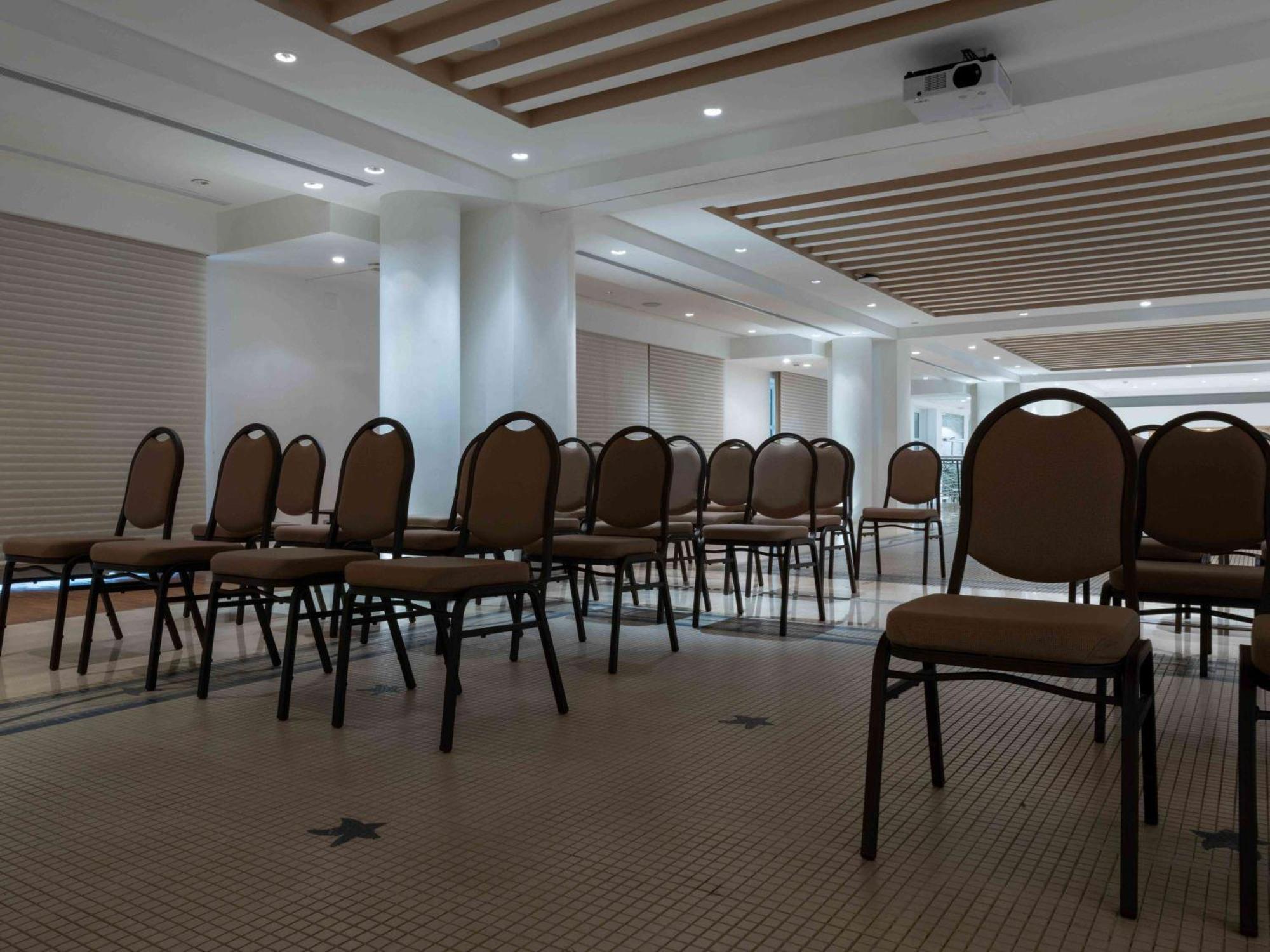Moevenpick Hotel Бейрут Екстериор снимка