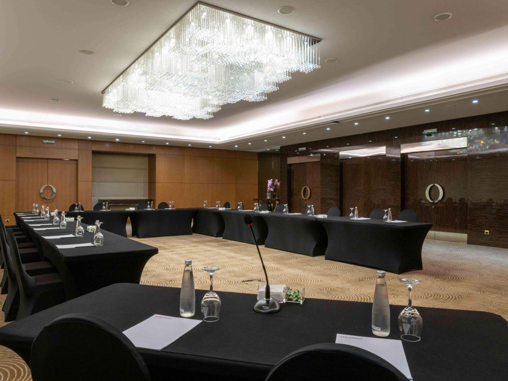 Moevenpick Hotel Бейрут Екстериор снимка