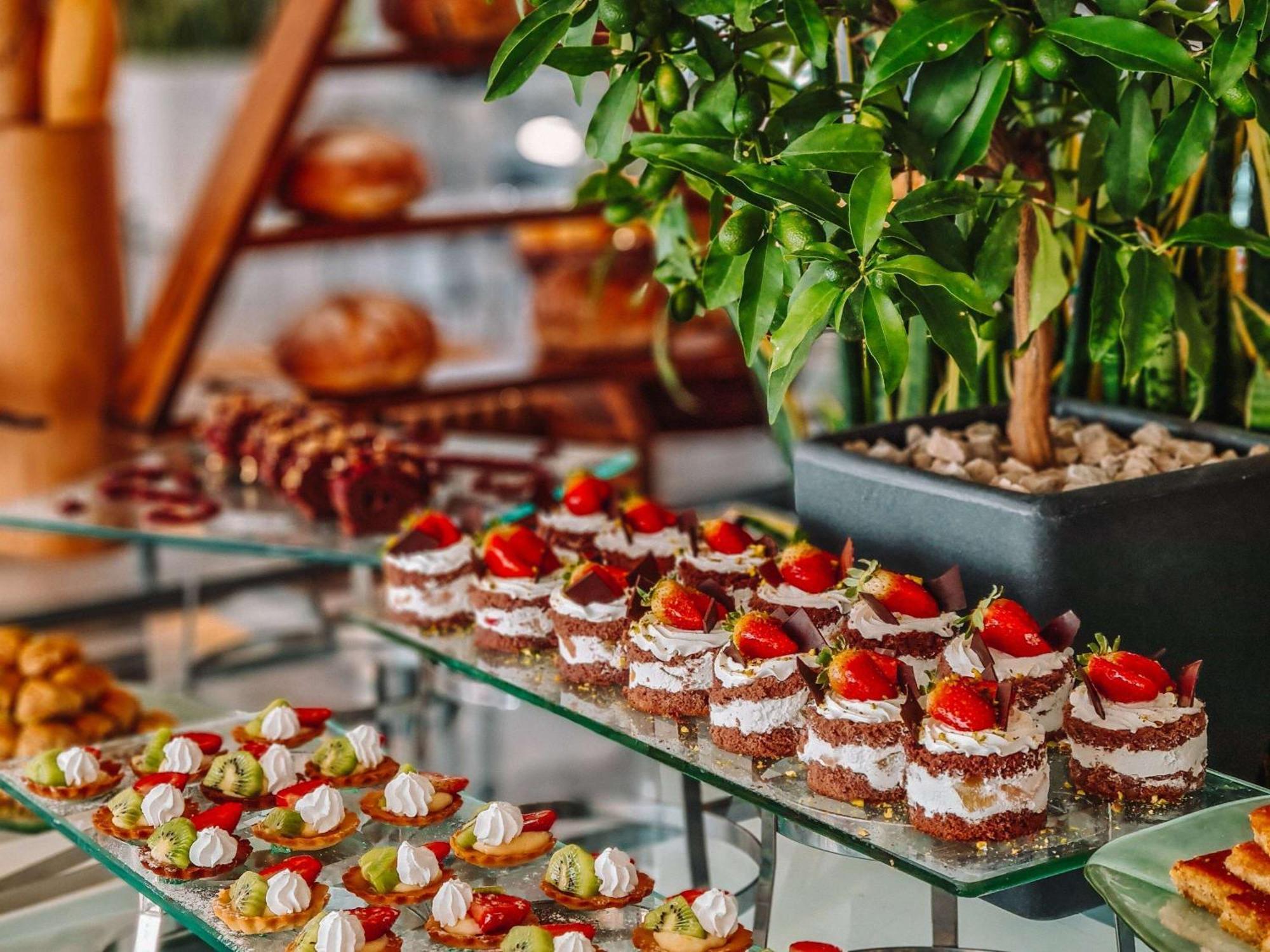 Moevenpick Hotel Бейрут Екстериор снимка