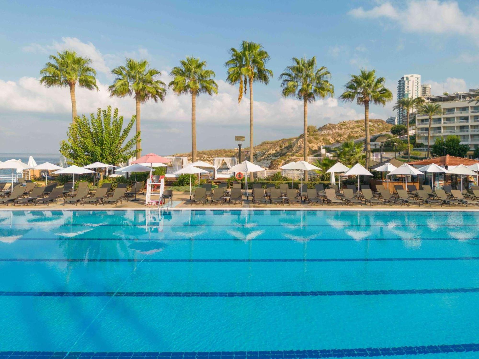 Moevenpick Hotel Бейрут Екстериор снимка