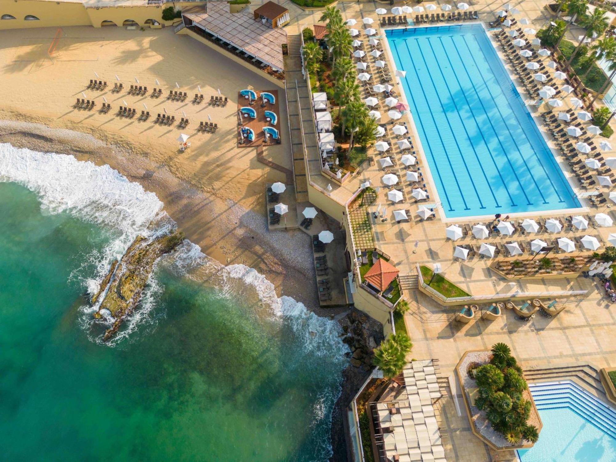 Moevenpick Hotel Бейрут Екстериор снимка