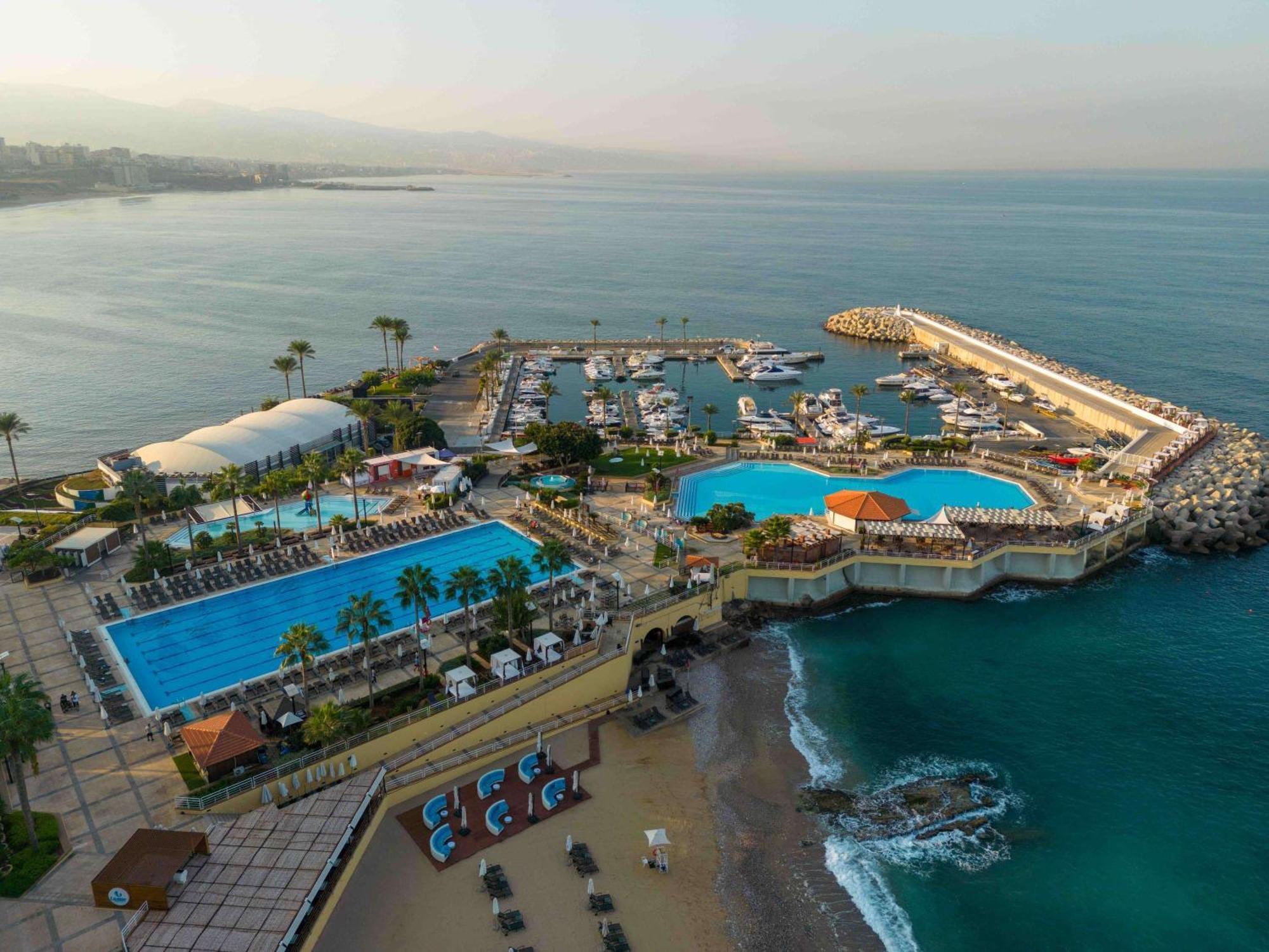 Moevenpick Hotel Бейрут Екстериор снимка