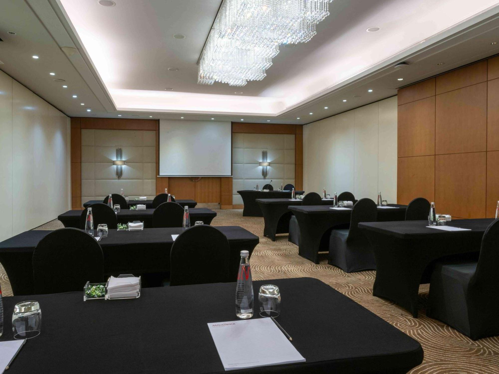 Moevenpick Hotel Бейрут Екстериор снимка