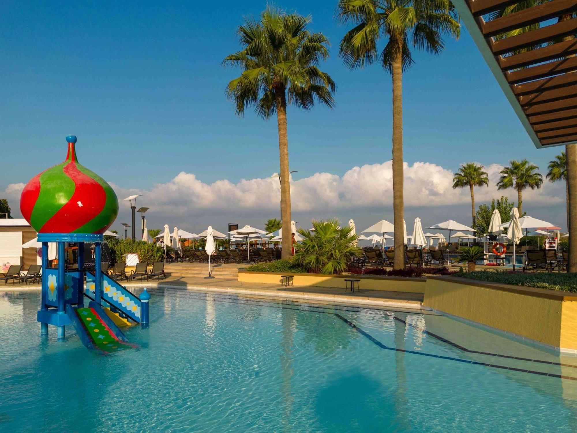 Moevenpick Hotel Бейрут Екстериор снимка