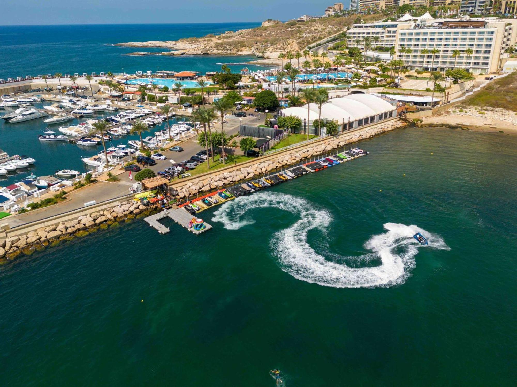 Moevenpick Hotel Бейрут Екстериор снимка