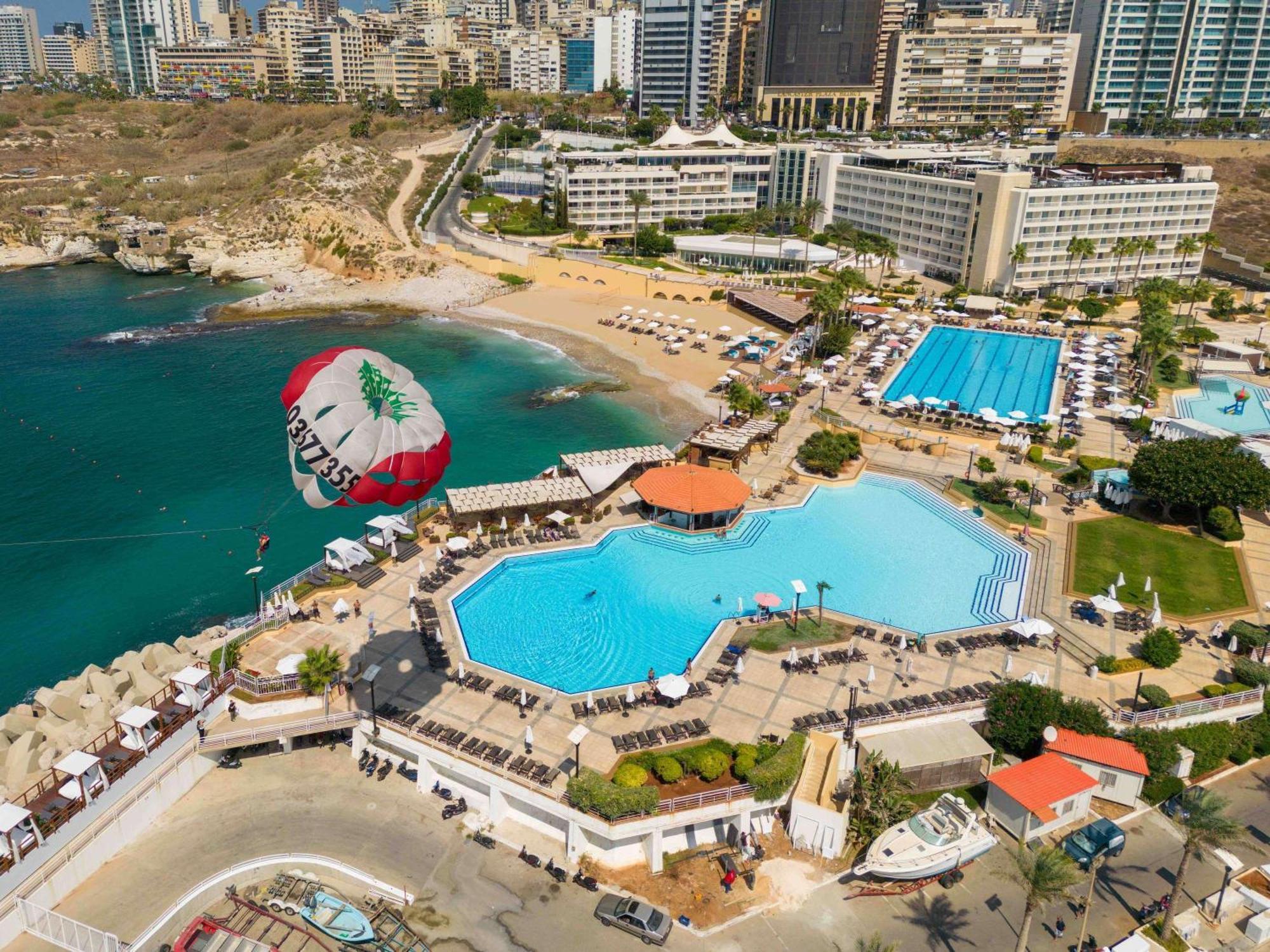 Moevenpick Hotel Бейрут Екстериор снимка